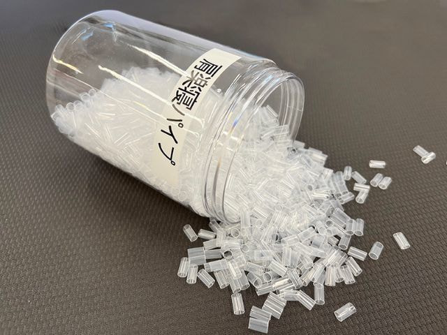 キクチシングで扱う、特殊な形状で首と肩の隙間を埋めて支える肩楽寝専用パイプ